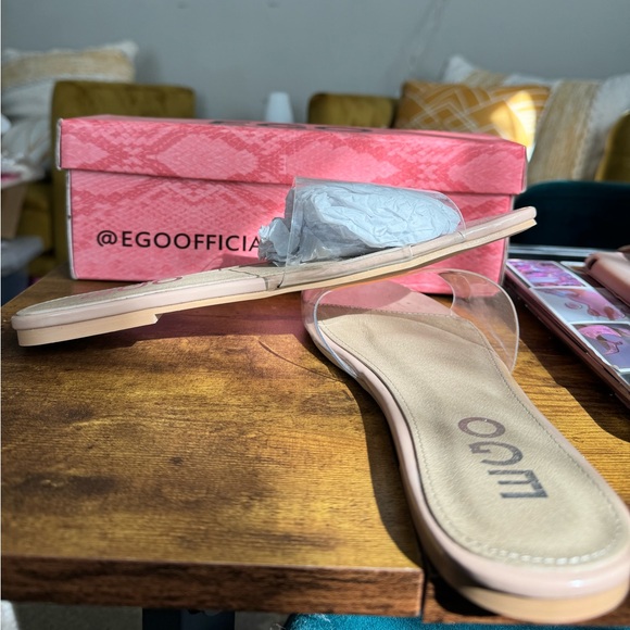 US 7 Fits like a 6 • Flat Slides
• Canvas Material
• Striped Design
• PVC Strap - Picture 4 of 6